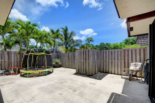 4011 Palm Bay Cir, West Palm Beach, FL 33406-4065