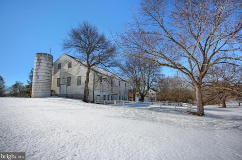 6411 Devonshire Hts Rd, Harrisburg PA 17111-4818 exterior