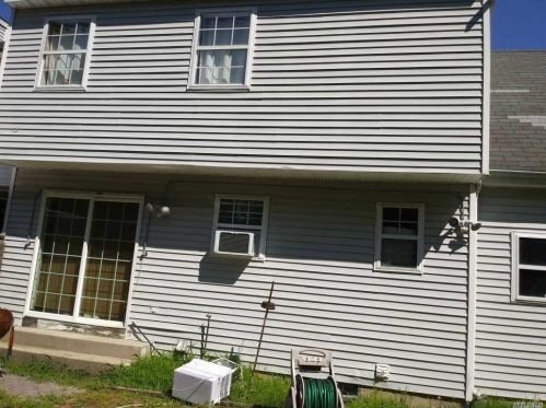 27 Cedar St, Central Islip, NY 11722-4140