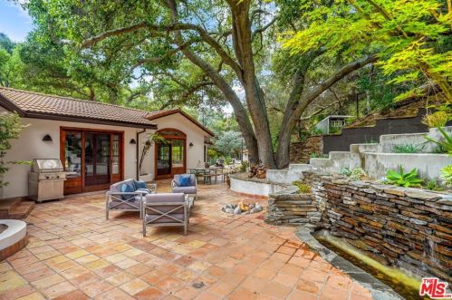 1719 Oak Dr, Topanga CA  90290-4025 exterior