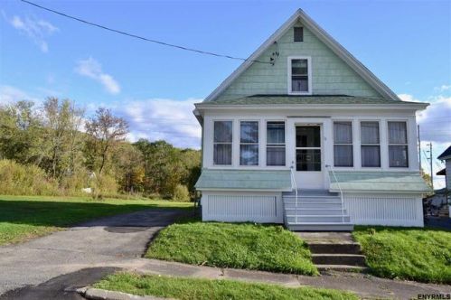 11 Young Ave, West Glenville, NY 12010-5132