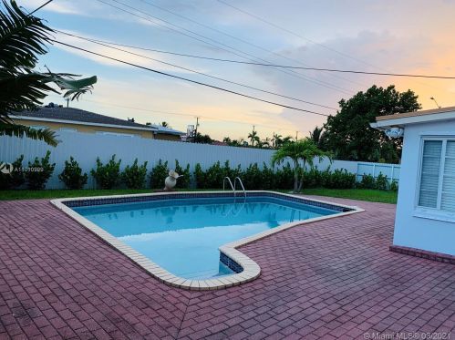 7898 173rd St, Hialeah FL  33015-3855 exterior