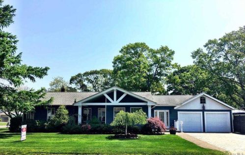 1357 Pine Acres Blvd, Bayshore, NY 11706-5449