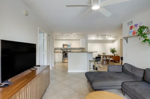 405 Villa Cir, Boynton Beach FL  33435-8911 exterior
