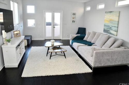 509 Dianthus St, Manhattan Beach, CA 90266-6720