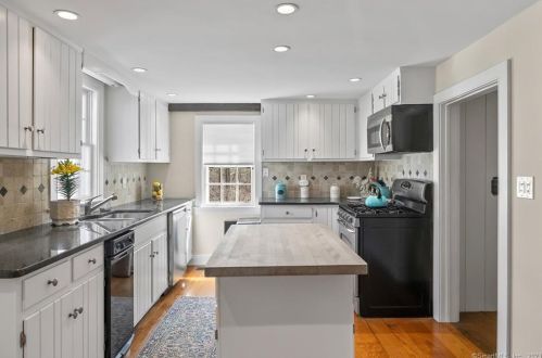 39 Cedar Ln, Ridgefield CT  06877-5301 exterior