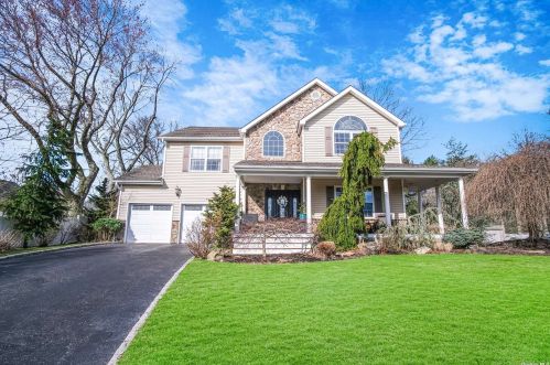 8 Hamilton Pl, Lake Grove, NY 11755-1914