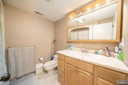 9 Lawrence Ct, Teaneck NJ  07666-6489 exterior