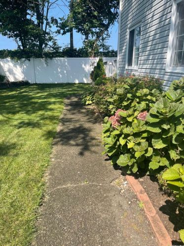 33 Feustal St, North Lindenhurst NY  11757-1526 exterior