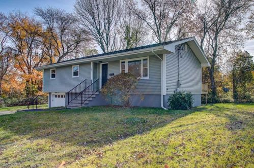 121 Fir Ave, Tiverton RI  02878-1640 exterior