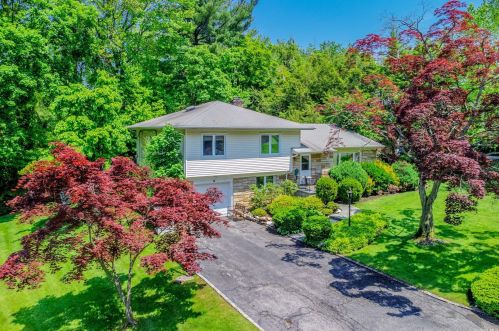9 Briarfield Dr, Great Neck, NY 11020-1409