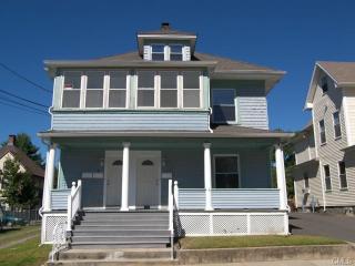 9 Forest Ave, Ansonia, CT 06401-1407