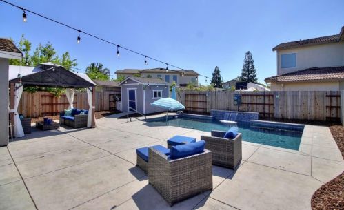 9674 Two Harbors Dr, Elk Grove CA  95624-4491 exterior