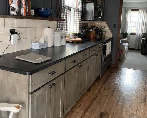 39 Laurel Rd, Windsor Locks CT 06096-2033 exterior