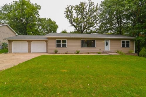 118 Chaffee Dr, Hiawatha, IA 52233-1406
