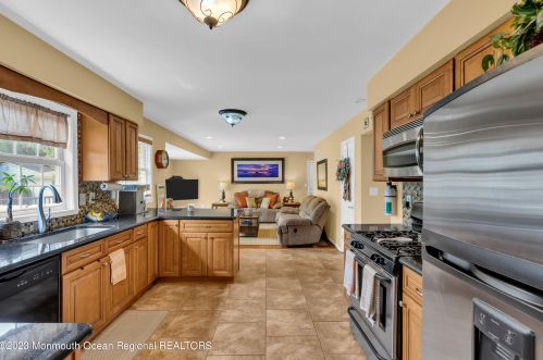 51 Camden Dr, Bricktown NJ 08723-7552 exterior