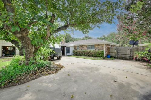 6128 Walraven Cir, Fort Worth TX  76133-2744 exterior