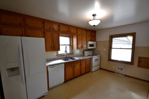 9329 Melvina St, Milwaukee WI 53222-2536 exterior