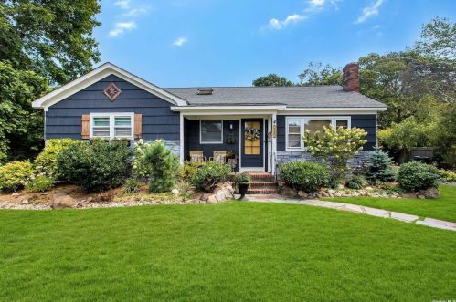 127 Fairview Ave, Bay Port, NY 11705-2209