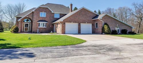 3050 Strawberry Ln, Green Bay, WI 54311-9647