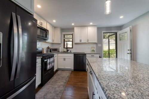 956 Huntington Rd, Stratford CT  06614-2736 exterior