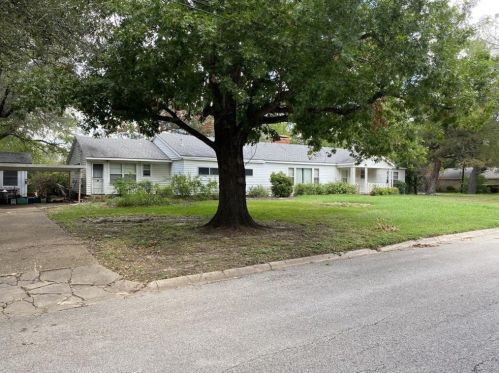 700 Adams Ln, Kaufman, TX 75142-2243