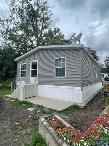21 4th St, Moonachie, NJ 07074-1841