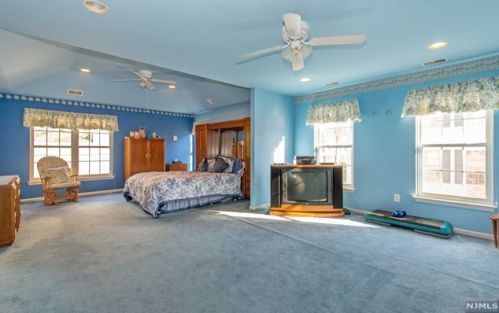 11 Rolling Vw Dr, West Paterson NJ  07424-2639 exterior