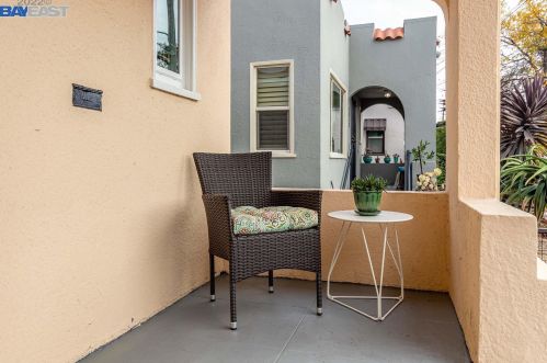 7836 Arthur St, Oakland, CA 94605-3227