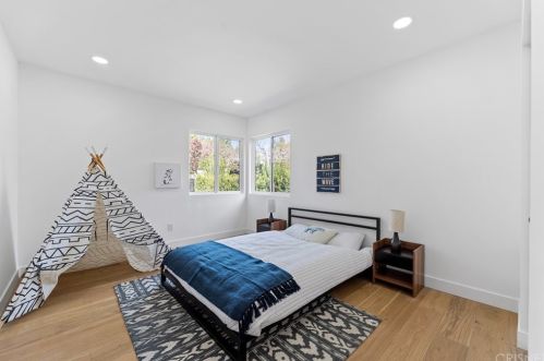 12432 La Maida St, North Hollywood CA  91607-3507 exterior