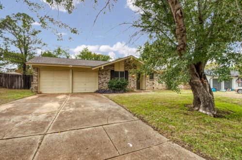 209 Town Creek Dr, Euless, TX 76039-3826