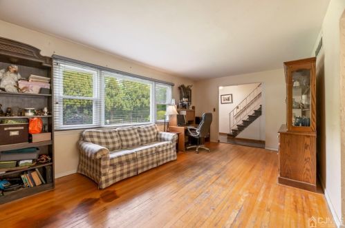 60 Schoolhouse Ln, East Brunswick, NJ 08816-1251