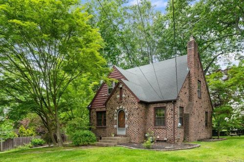 26 Forest Glen Rd, Valley Cottage, NY 10989-1200