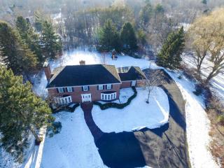 9709 Ash Ct, Thiensville, WI 53092-6202