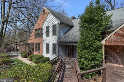 1105 Limerick Ct, Hummelstown, PA 17036-9024