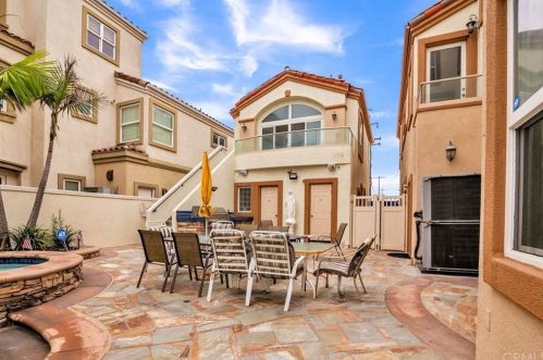 1612 Pacific Coast Hwy, Huntington Beach CA  92648-4434 exterior