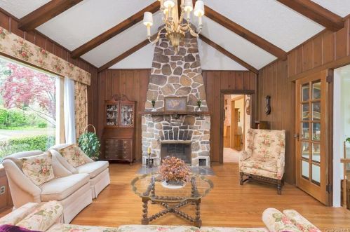 3483 Fenimore Ave, Mohegan Lake, NY 10547-1312
