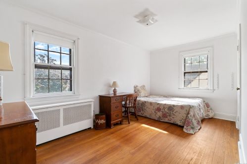 37 Mayfair Ave, Floral Park NY  11001-2546 exterior