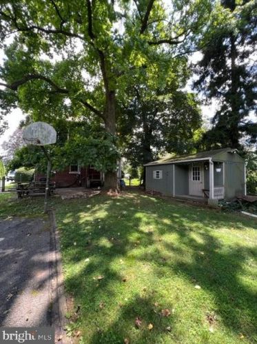 1553 New Holland Pike, Lancaster PA 17601-5653 exterior