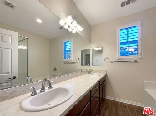 28647 Pietro Dr, Santa Clarita CA  91354-2699 exterior