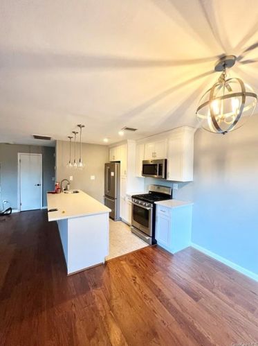 33 Homestead Village Dr, Warwick NY  10990-4211 exterior