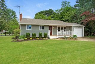 29 Chestnut Dr, Bayshore, NY 11706-3925