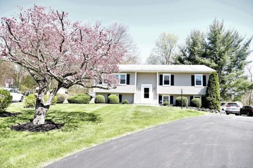 52 Vineland Rd, Mahopac, NY 10541-1261