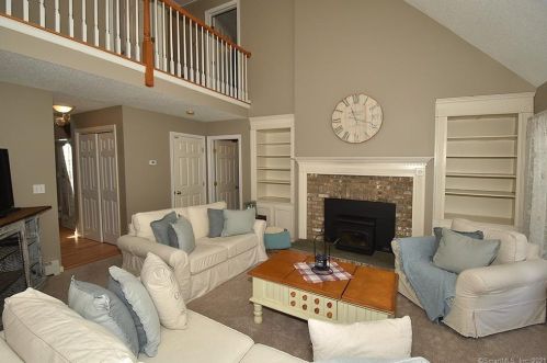 4 Lookout Lndg, Ellington CT  06029-2543 exterior