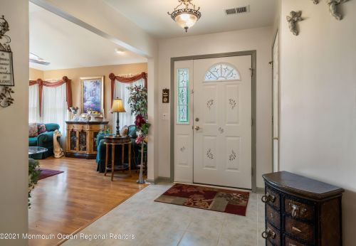 28 Winding River Rd, Lakewood NJ  08701-5733 exterior