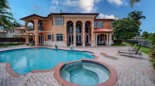 15963 79th Pl, Hialeah FL  33016-6647 exterior