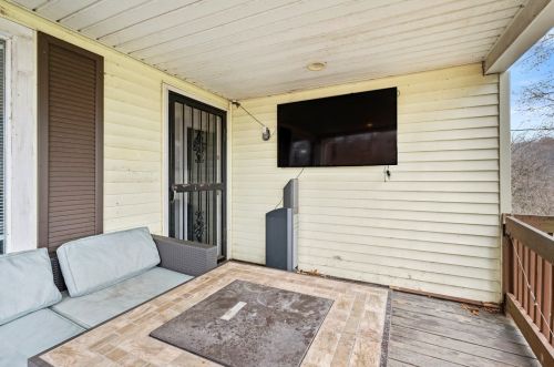 211 Johnston St, Jeannette, PA 15644-1946