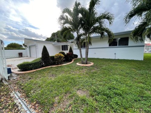 720 72nd Pl, Hialeah FL  33014-4863 exterior