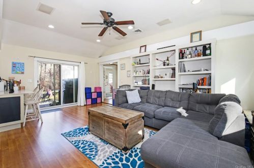 221 Oscawana Lake Rd, Tompkins Corners NY  10579-2600 exterior