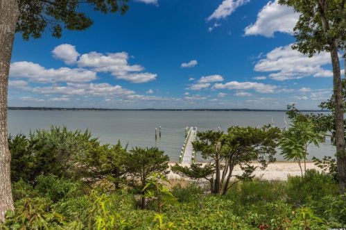 750 Paradise Point Rd, Southold, NY 11971-5103